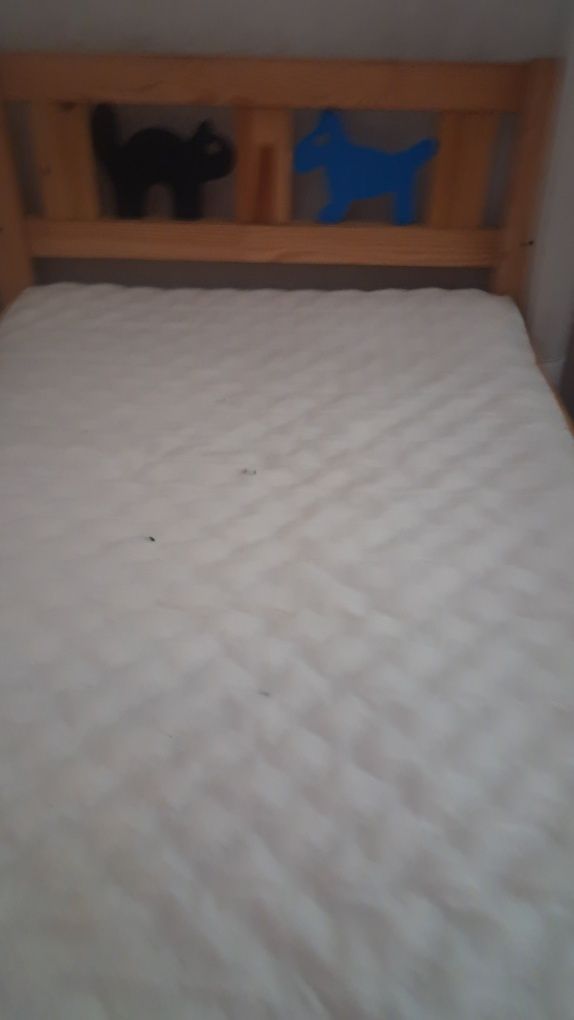 Cama de criança ate aos  12 anos de idade com imagens na cabeceira