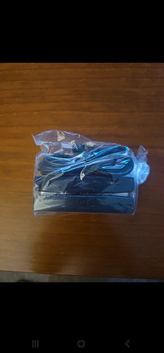Magnetic card reader