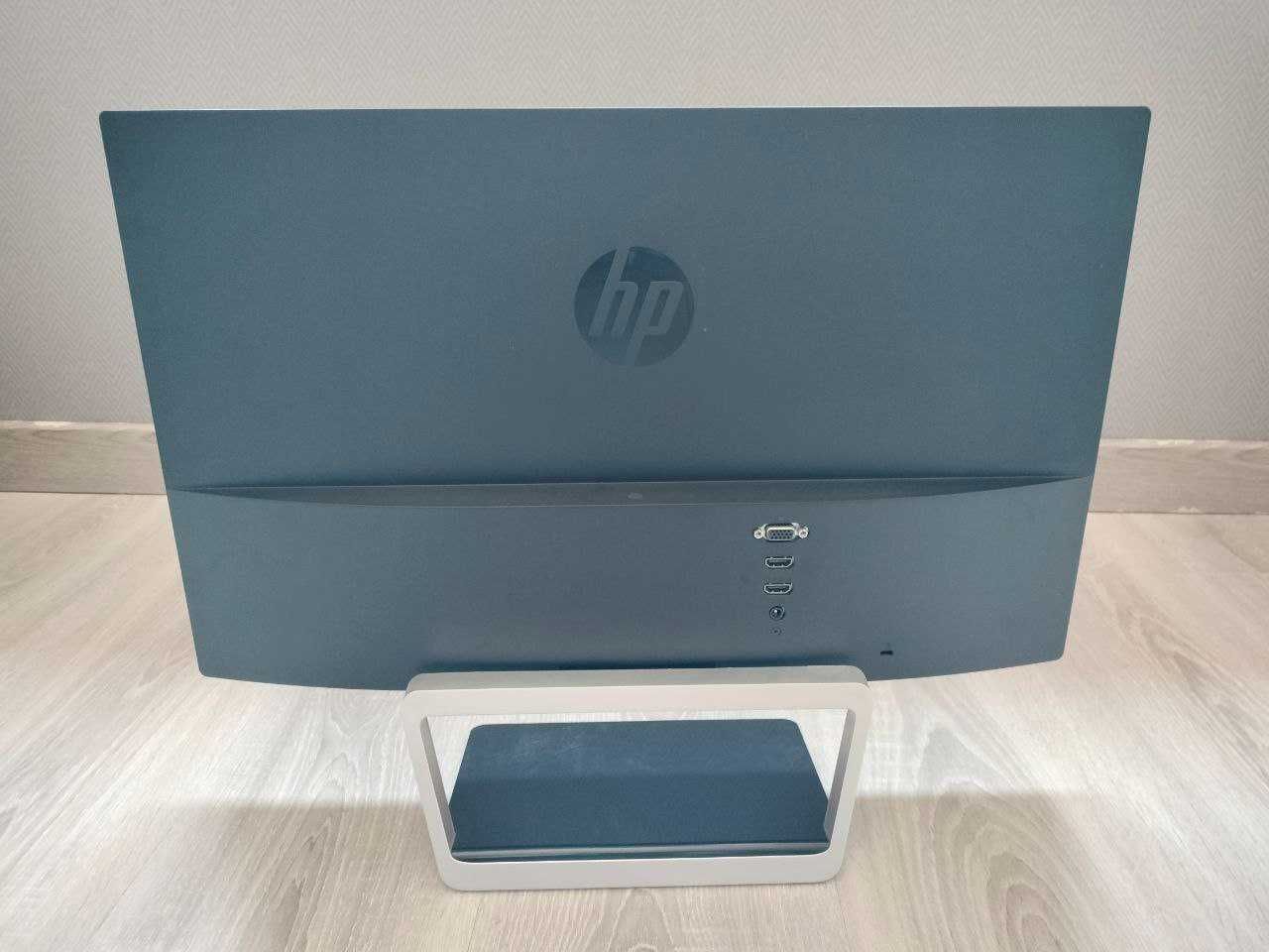 Computador desktop com monitor e sistema de som