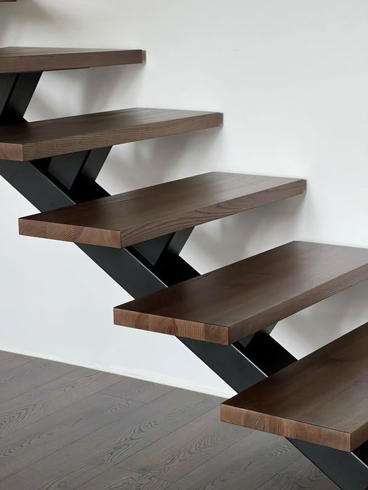 Schody Drewniane Na Konstrukcji Stalowej, metalowa belka centralna