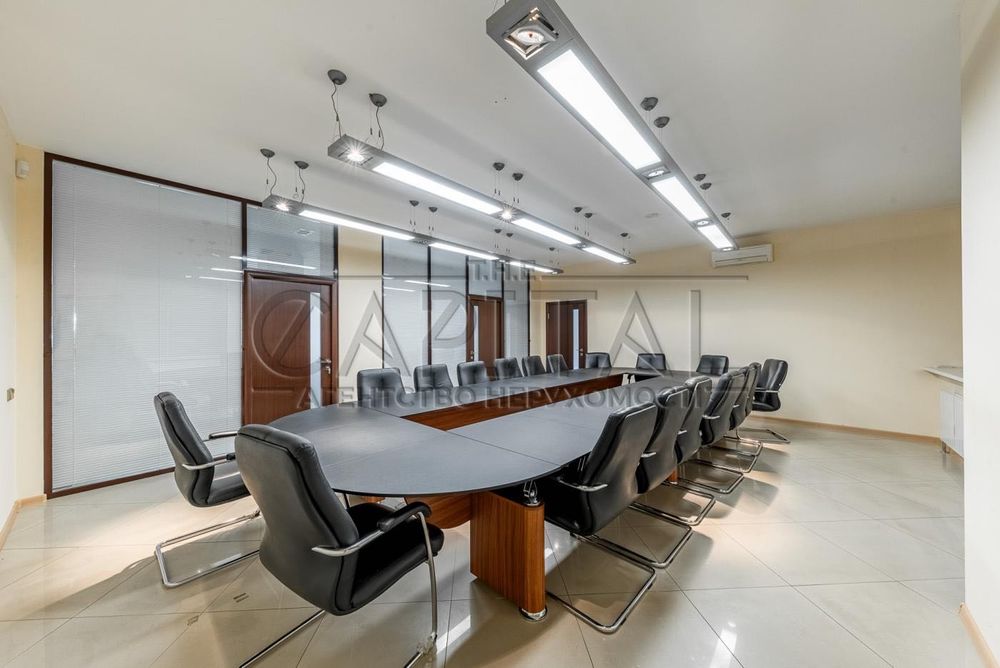 Оренда офісу 275 м² у центрі Києва, є меблі, декілька виходів, укриття