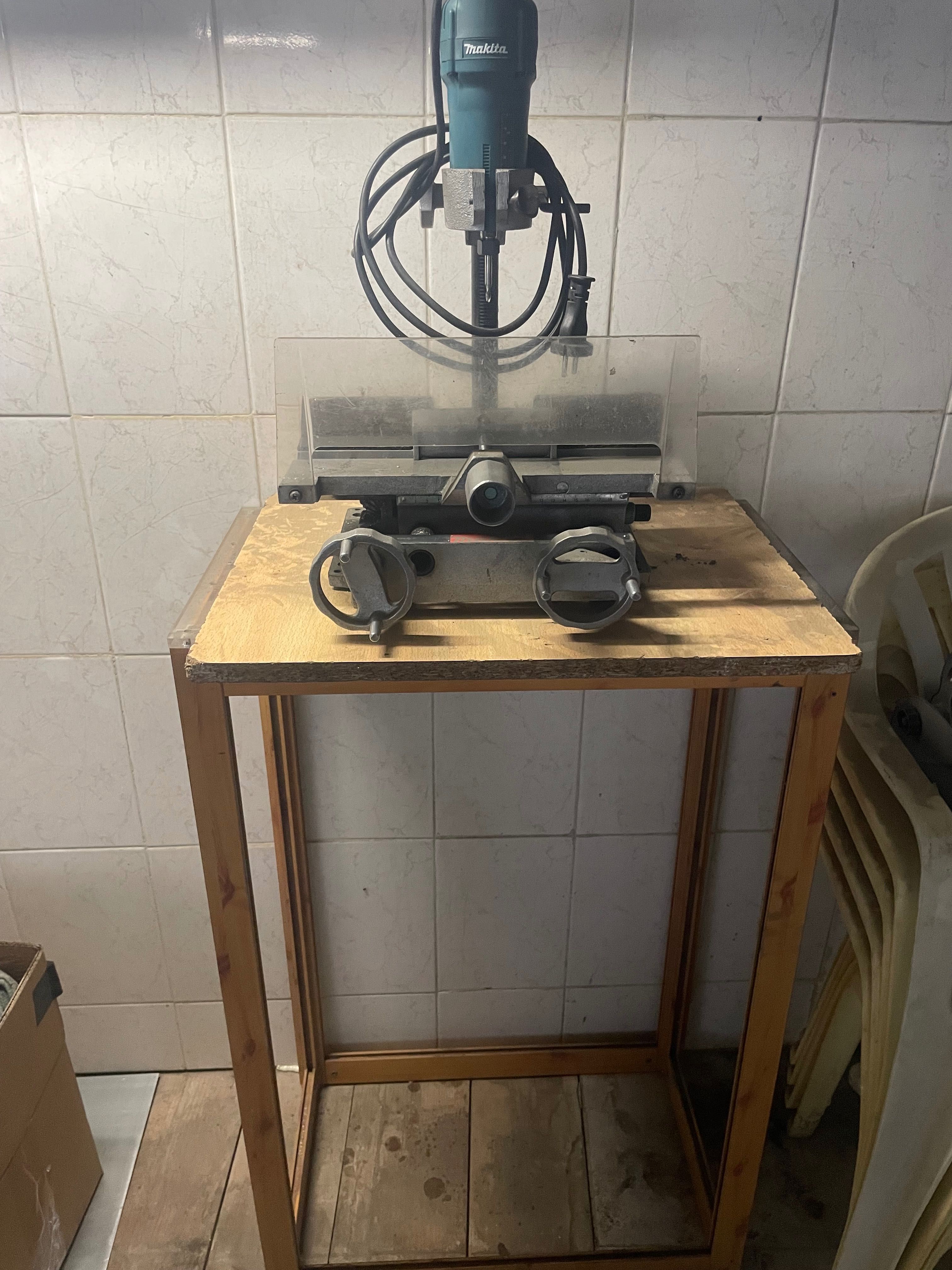 Fresa Makita com bancada de movimento.