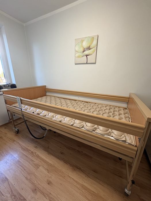 Łóżko rehabilitacyjne z materacem przeciwodleżynowym