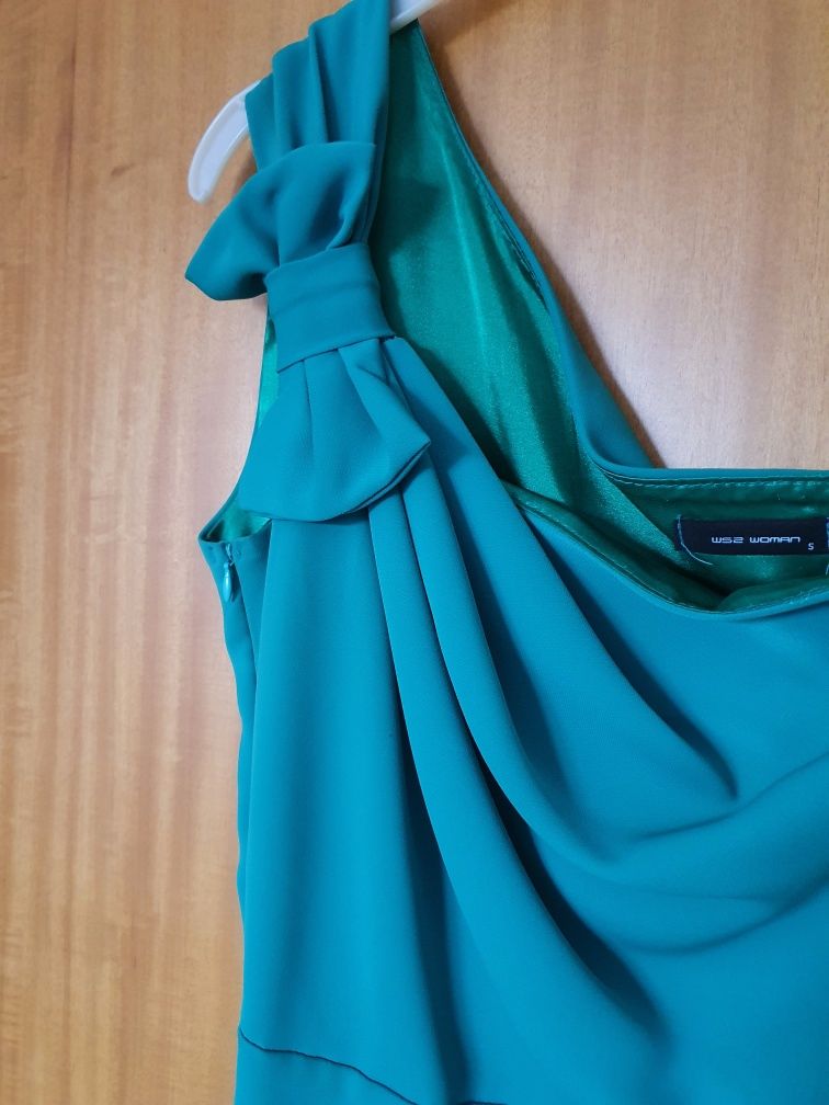 Vestido simétrico com laço verde