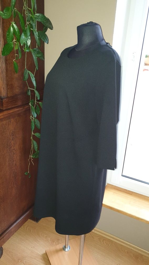 Czarna sukienka, elegancka, polskiej produkcji, dla dużej pani