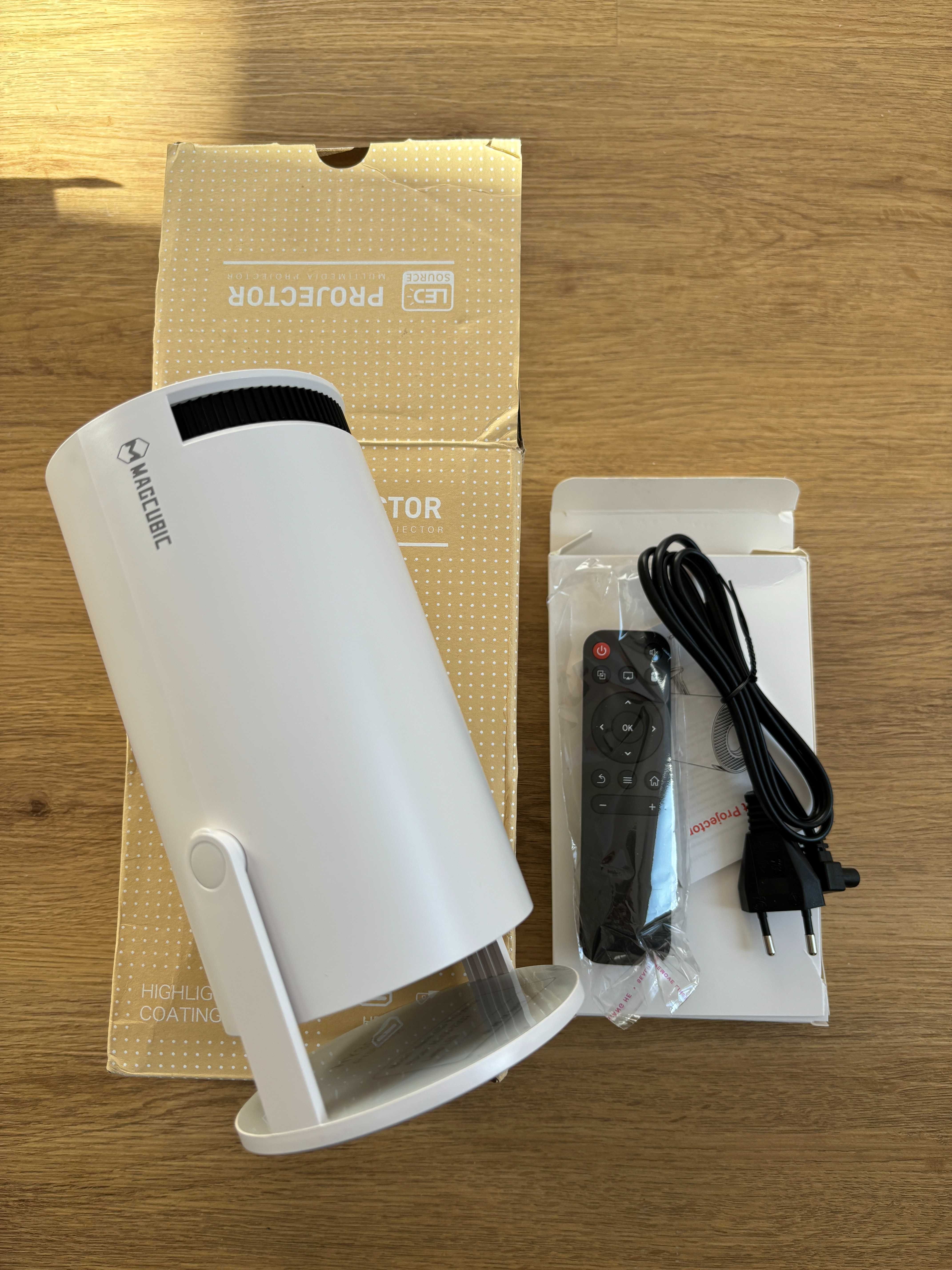 Projektor 4K WiFI kino domowe stojący lub ścienny podwieszany Android