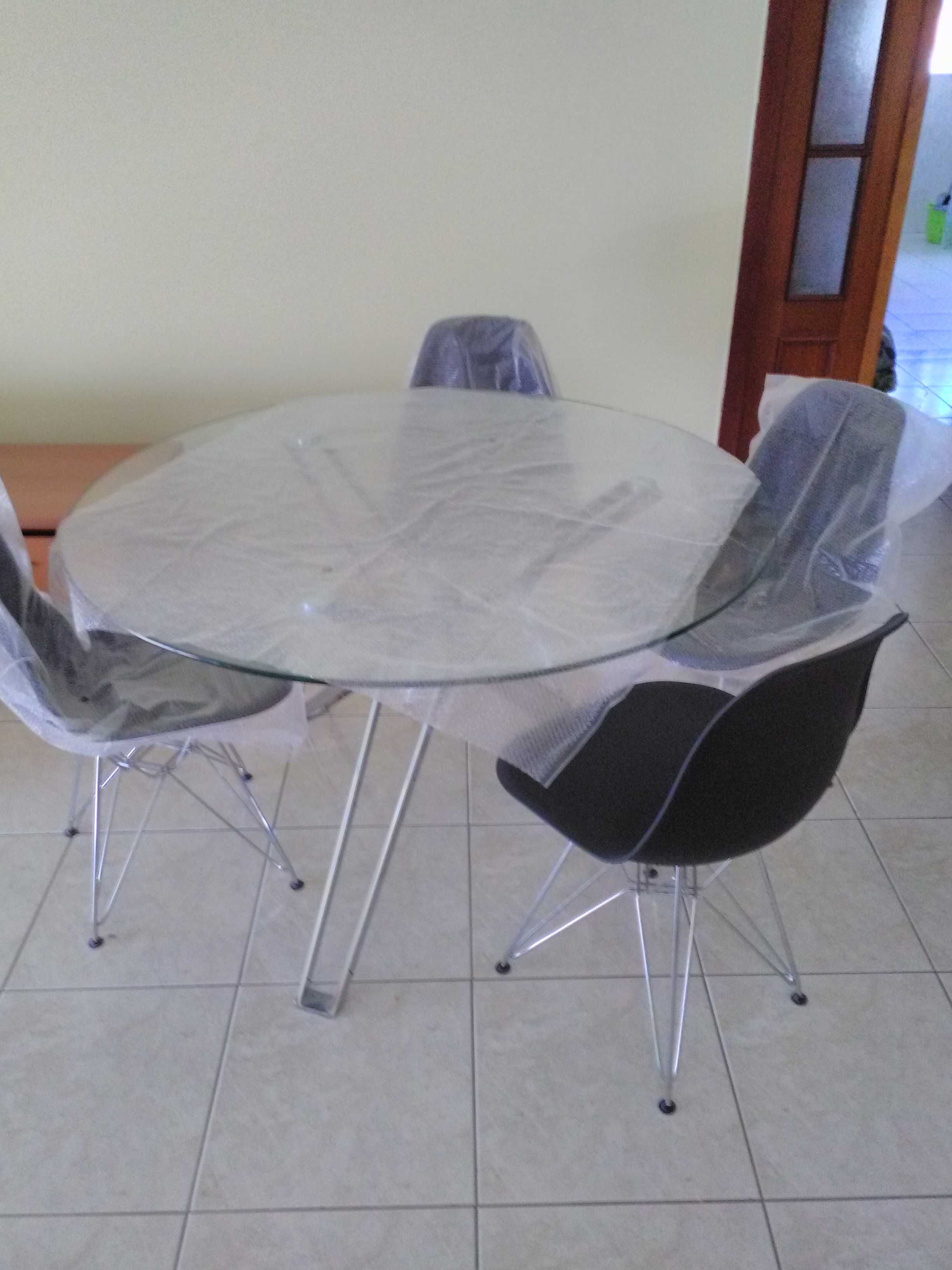 Mesa redonda de vidro temperado com cadeiras (novo)