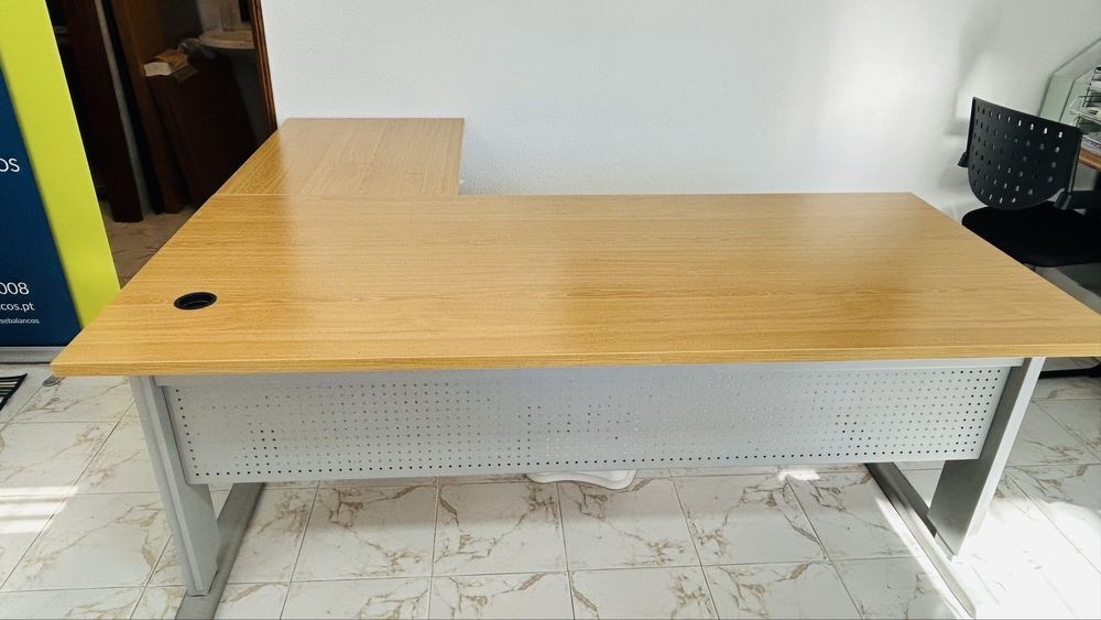 Secretaria base metalica, tampo em madeira em L