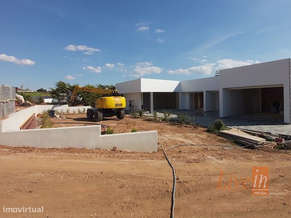 Quinta com Moradia T4 Isolada na Azueira em Mafra