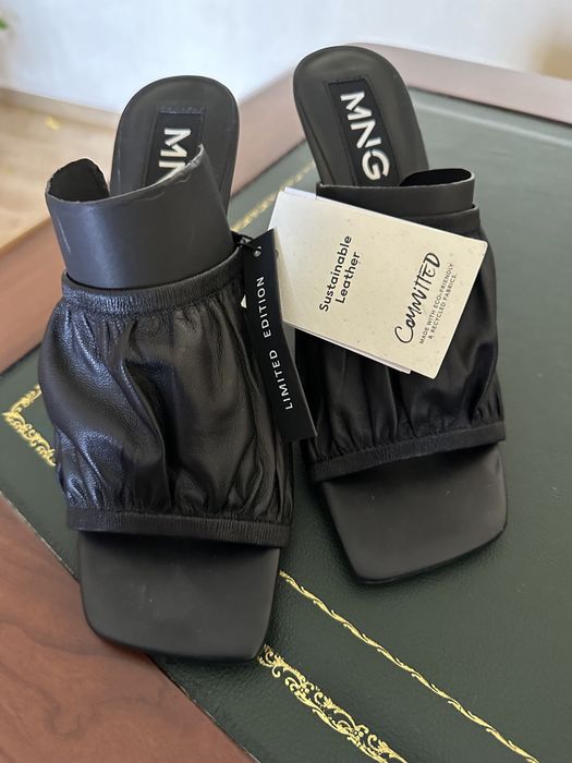 Нові шкіряні шльопанці Mango