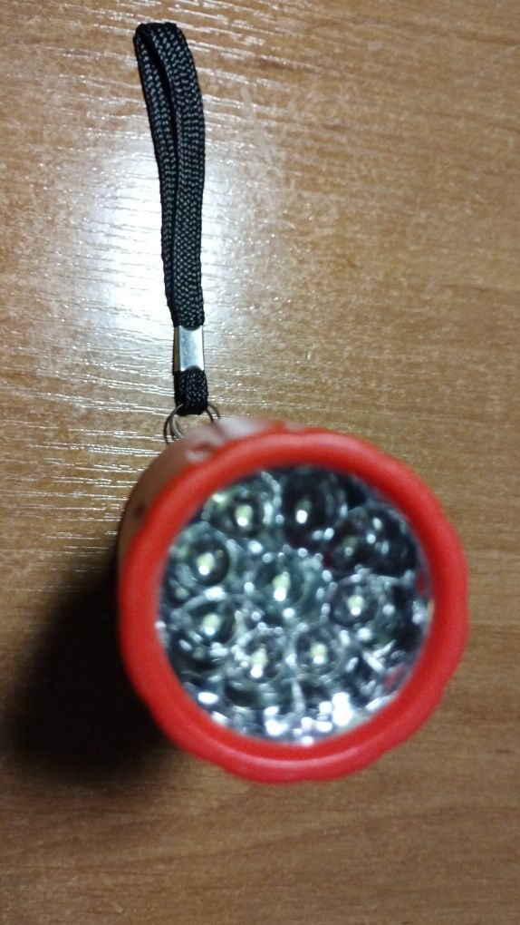 Фонарик LED на батарейках з пальчиковые