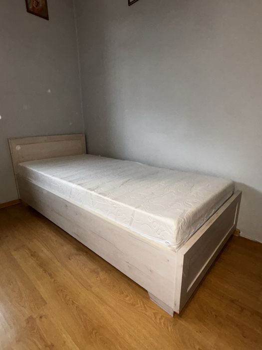 Łóżko z materacem i pojemnikiem do przechowywania
