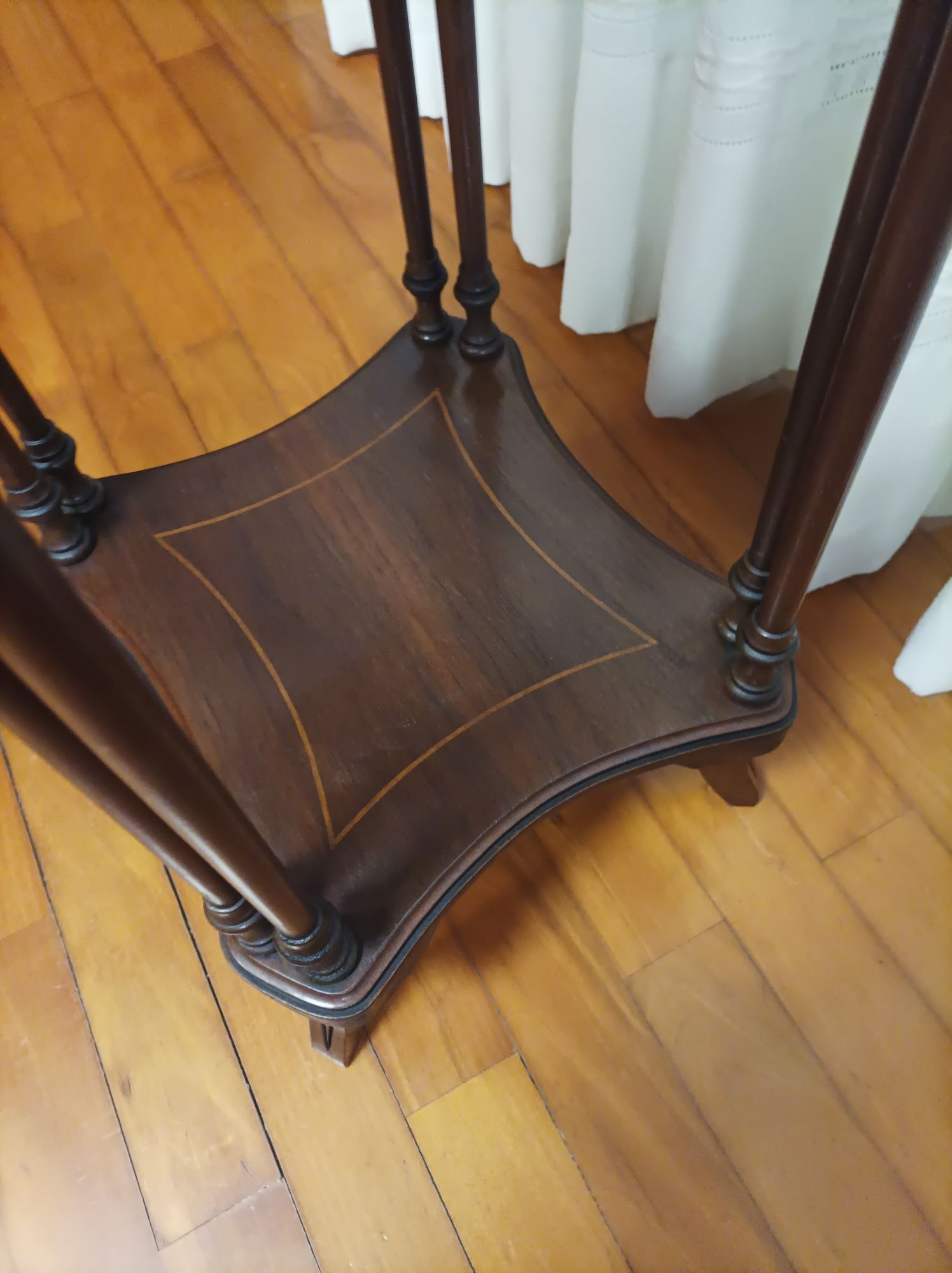 Mesa antiga de apoio restaurada estilo inglês ovalizada