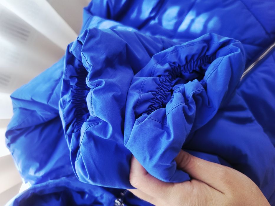 Куртка в насиченому синьому кольорі.