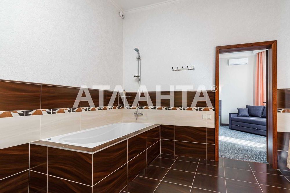 Гостиница в пешей доступности 13 фонтана! Бассейн!