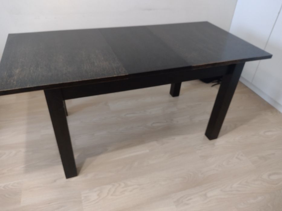 Stół rozkładany z krzesłami