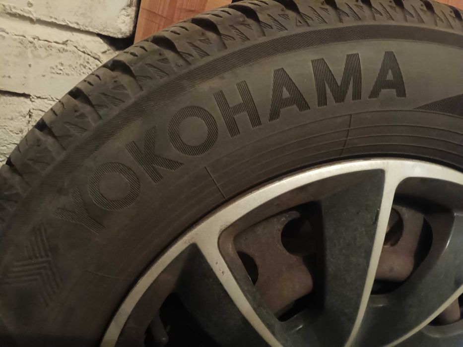Koła kpl opony zimowe 195/65R15 Yokohama - felgi 5x114,3 z kołpakami