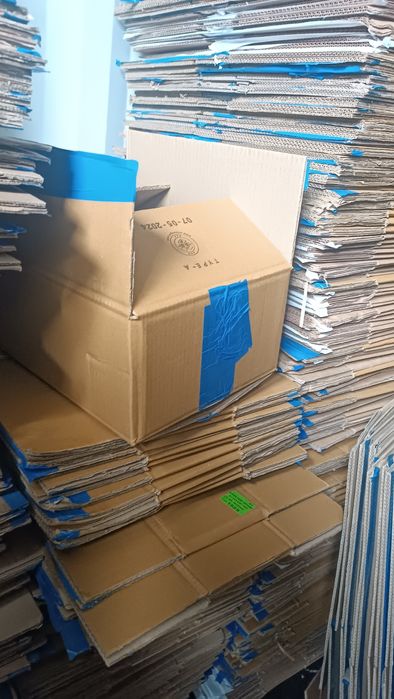 Kartony pudełka paczka paczkomat przeprowadzka