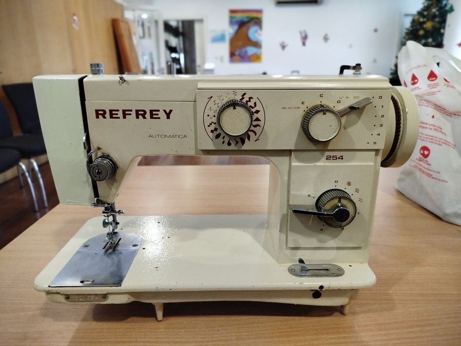Máquina de costura refrey