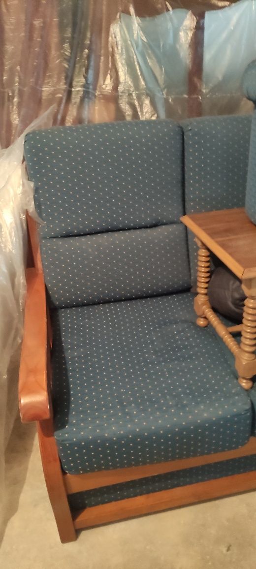 Conjunto de sofás, mesa e puffes