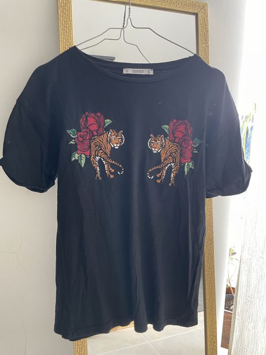 Varias camisolas multicoloridas