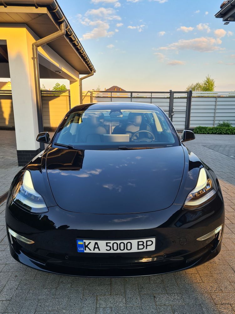 Tesla Model 3 SR+