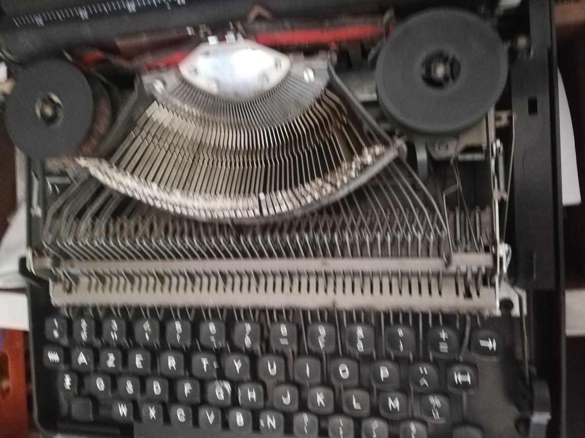 Vende se máquina de escrever Olympia