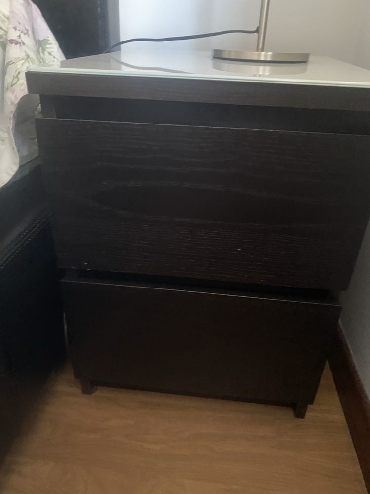 Quarto completo com colchao , comoda e mesa de cabeceira