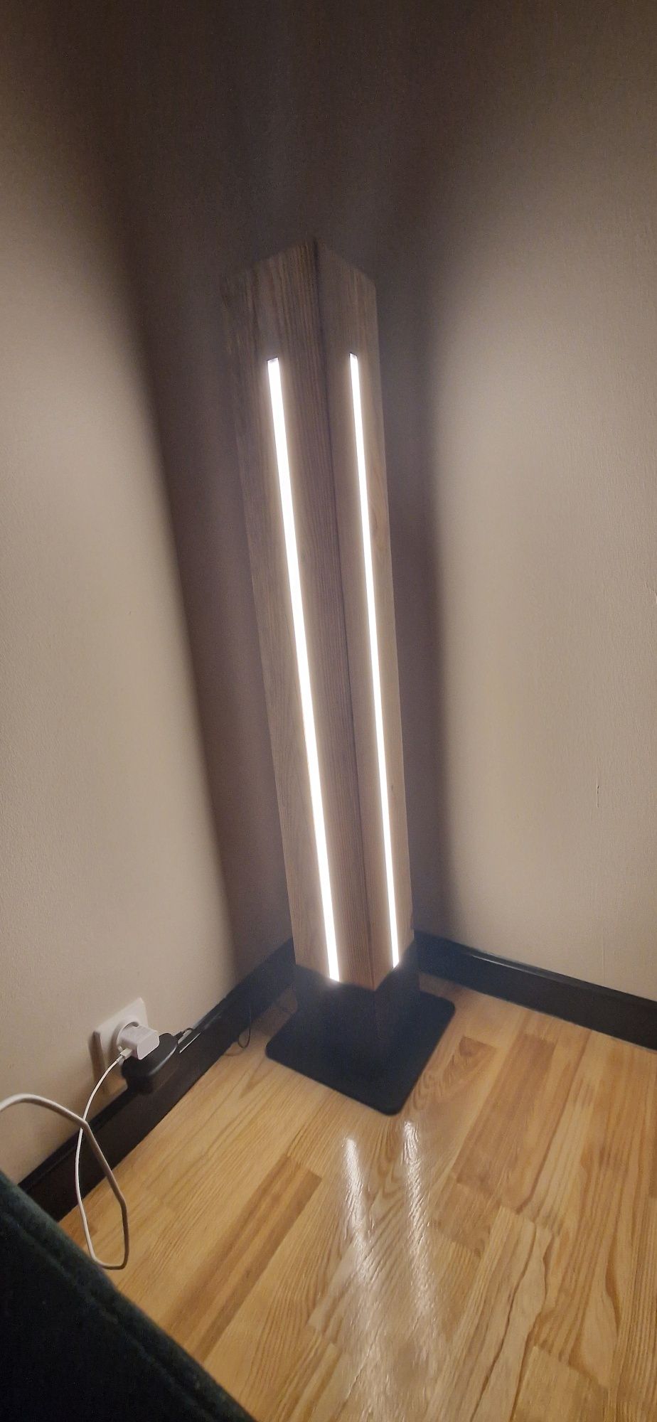 Lampa drewniana stojaca narożna LOFT