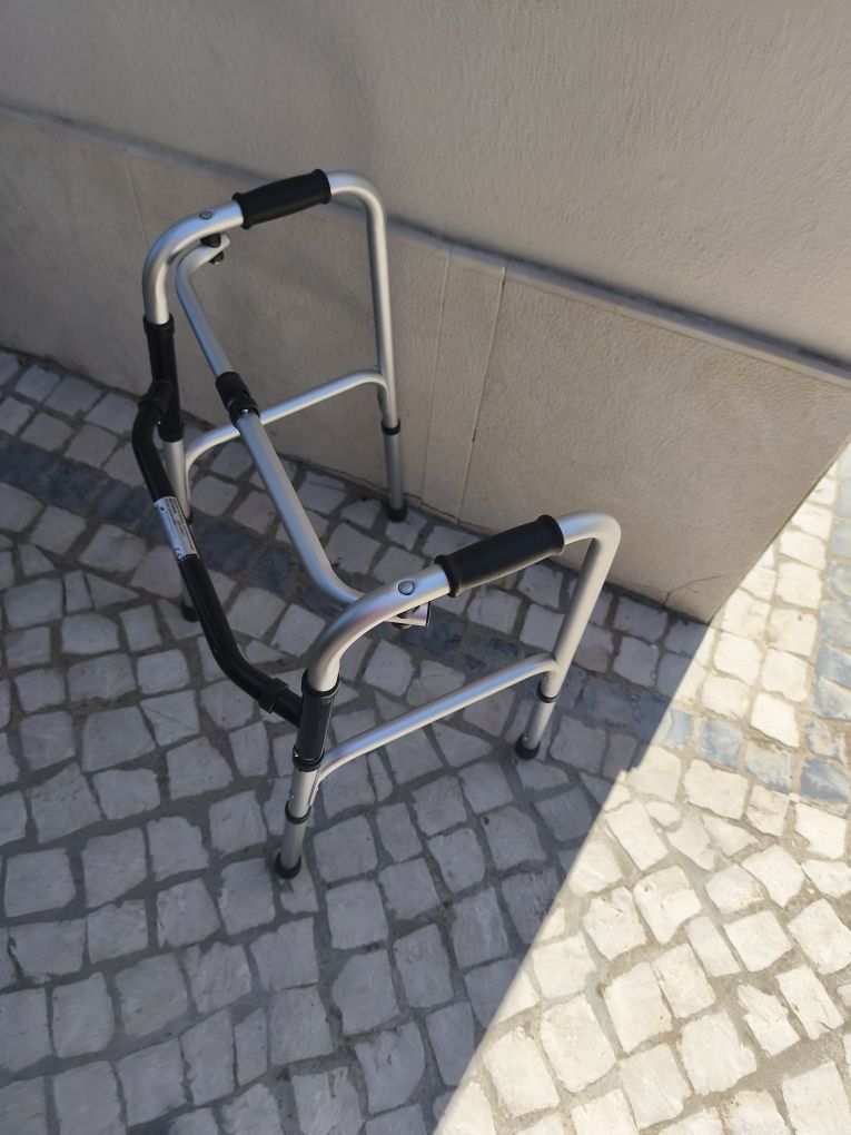 Cadeira de banho, cadeira de rodas e andarilho