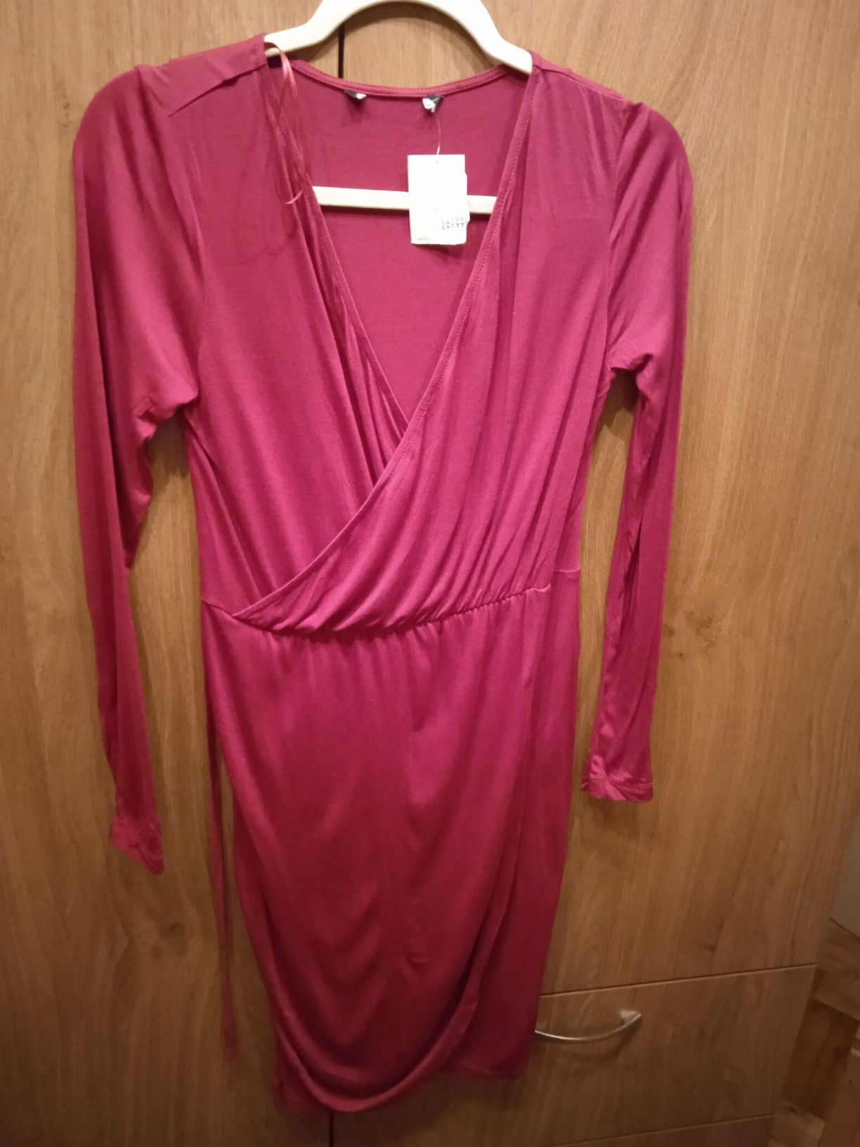 Rubinowa sukienka