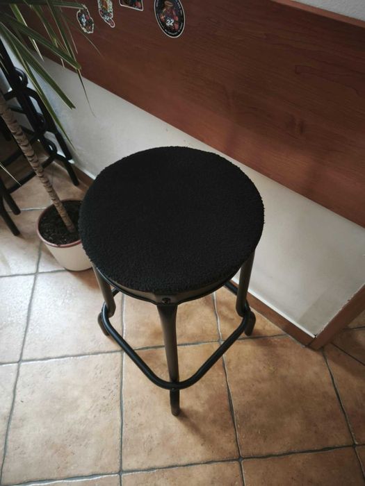 Hokery, krzesła czarne metalowe