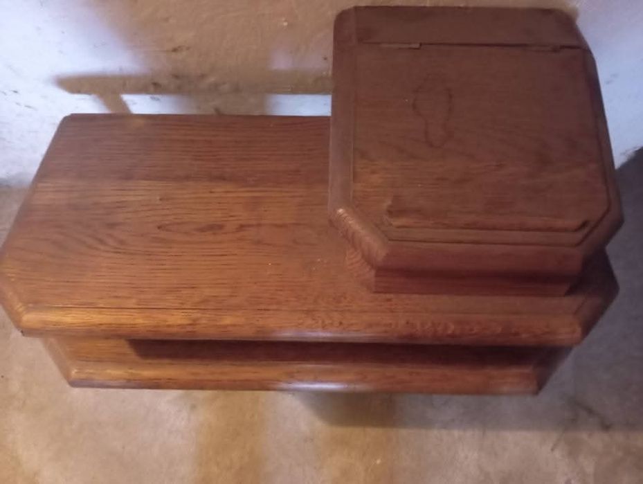 Półka drewniana ze schowkiem