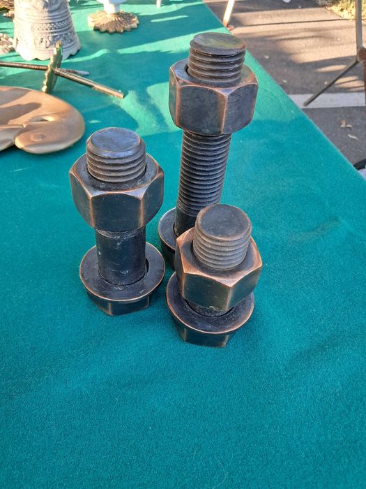 Parafusos grandes em cobre