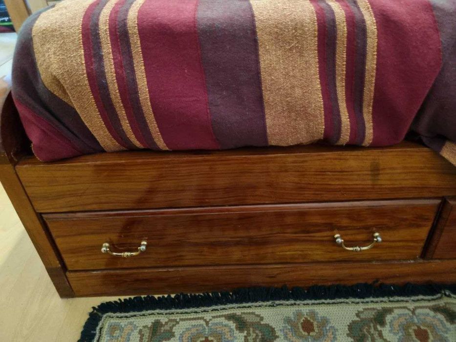 Venda de quarto com duas mesas de cabeceira