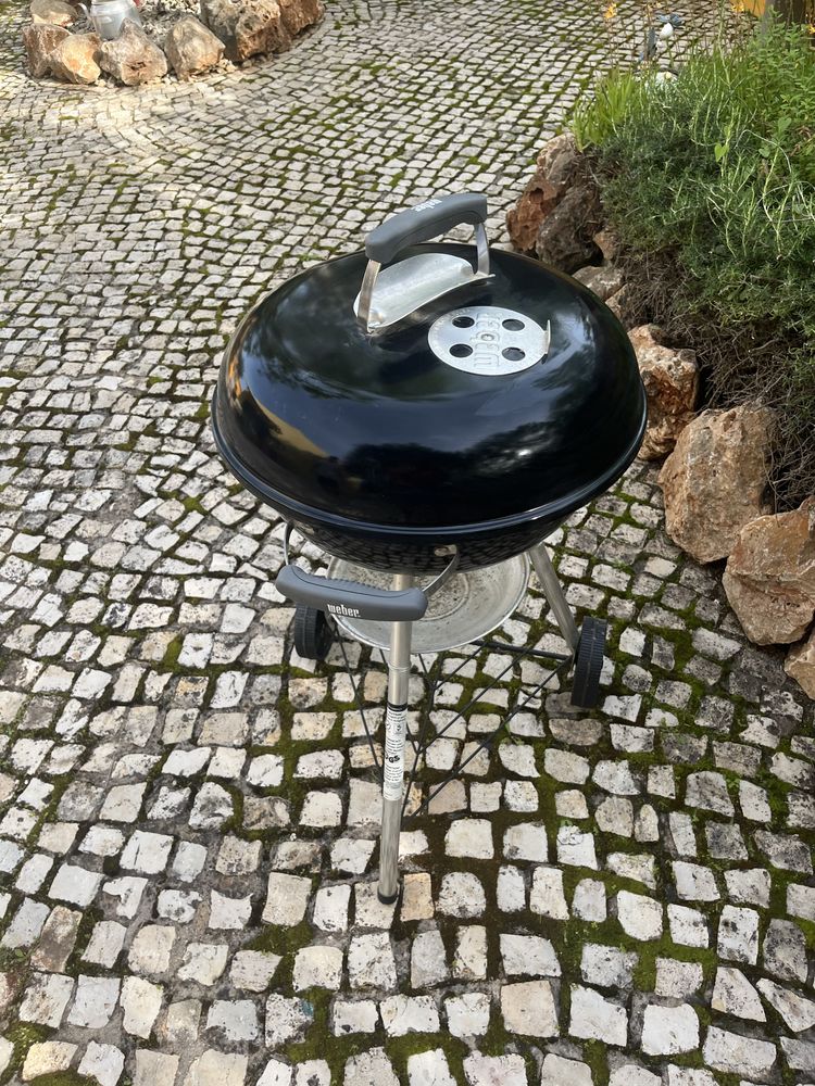 Barbecue grelhador a carval weber compact, nunca foi usado.