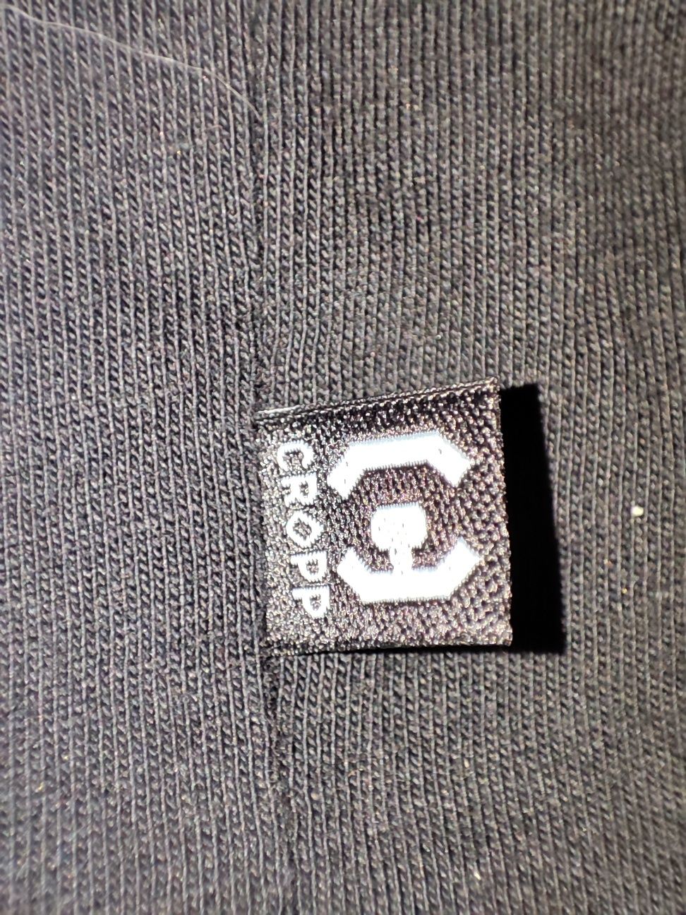Ti-shirt  Croop  disign.  S.  Czarny z dużym jasnym obrazem.