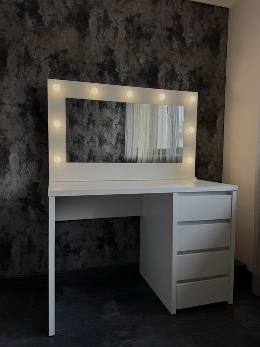 Toaletka kosmetyczna z lustrem LED