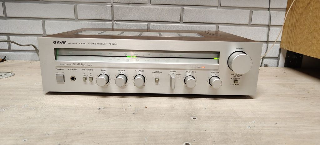 Amplituner YAMAHA R-300. Vintage