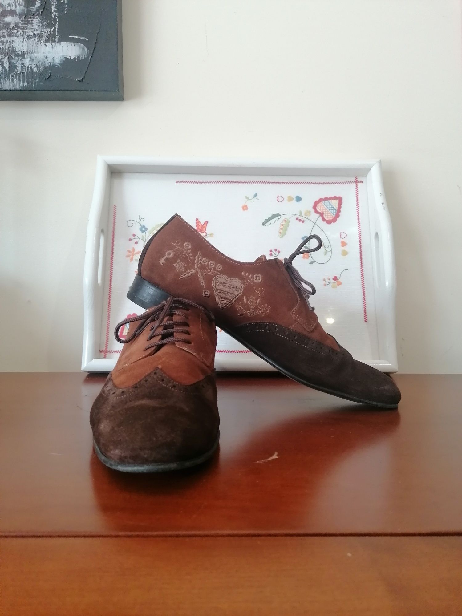 Sapatos de homem com bordado dos lenços dos namorados