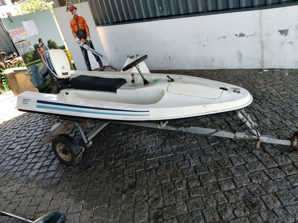 Barco com reboque