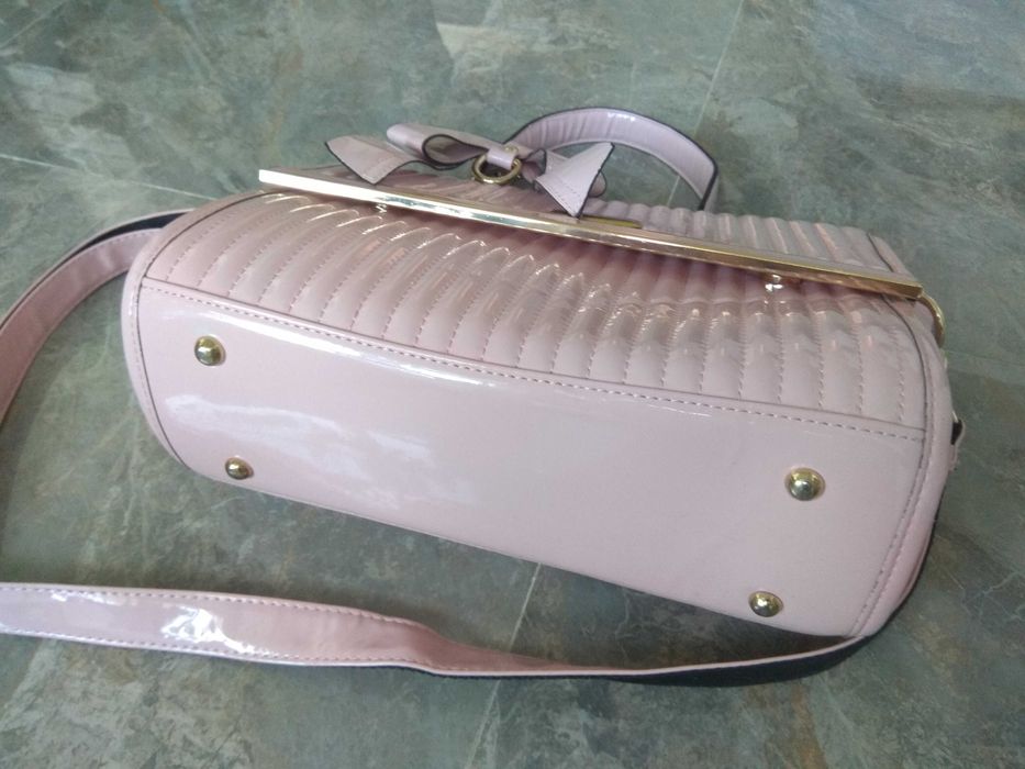 Рожева лакована сумочка від Jimmy Choo