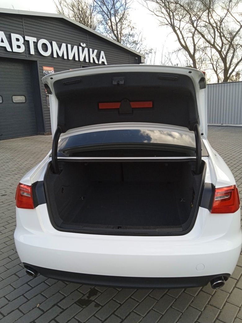 Продам Audi A6 официальный автомобиль не крашен.