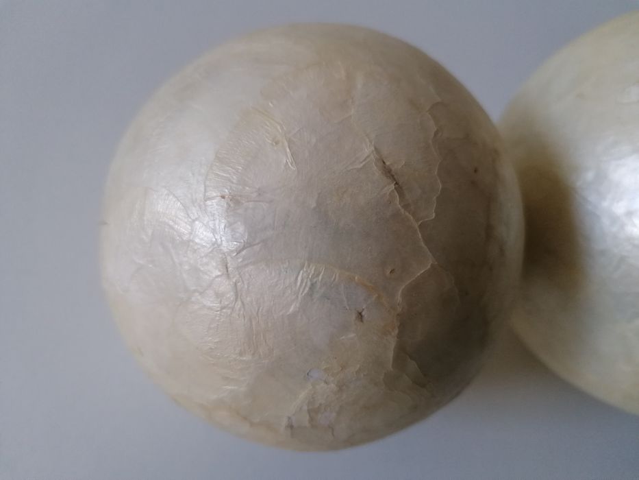 2 esferas decorativas em madre pérola