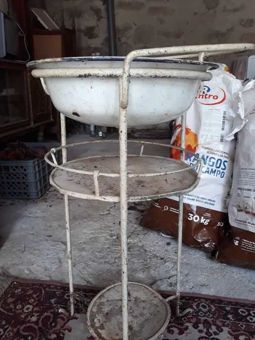 Lavatorio antigo em ferro com loucas incluidas