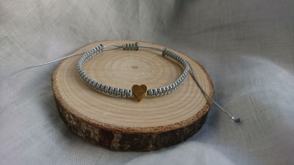 Bransoletka sznurkowa szara pleciona makrama Hematyt serce złote