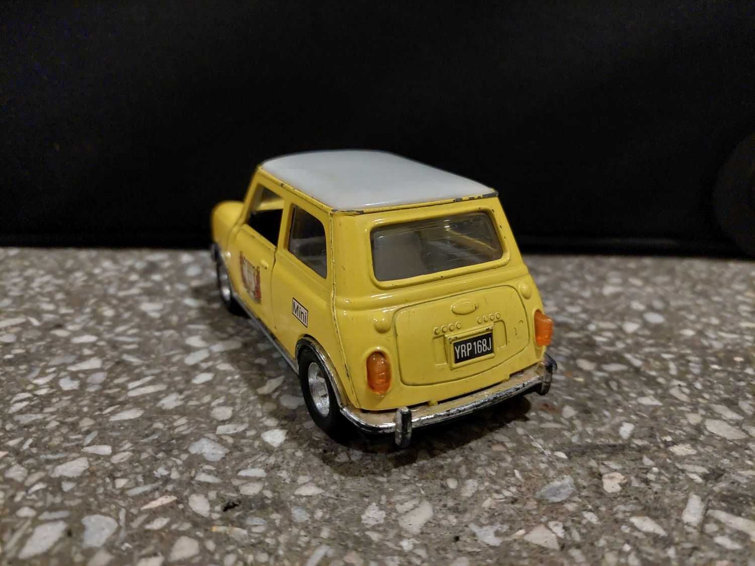 Metalowy Mini Cooper tabl. rejestracyjna YRP168J + gratis model motoru