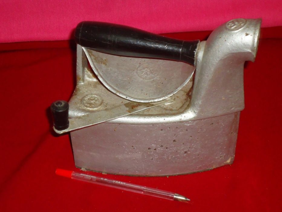 Ferro De Engomar Antigo