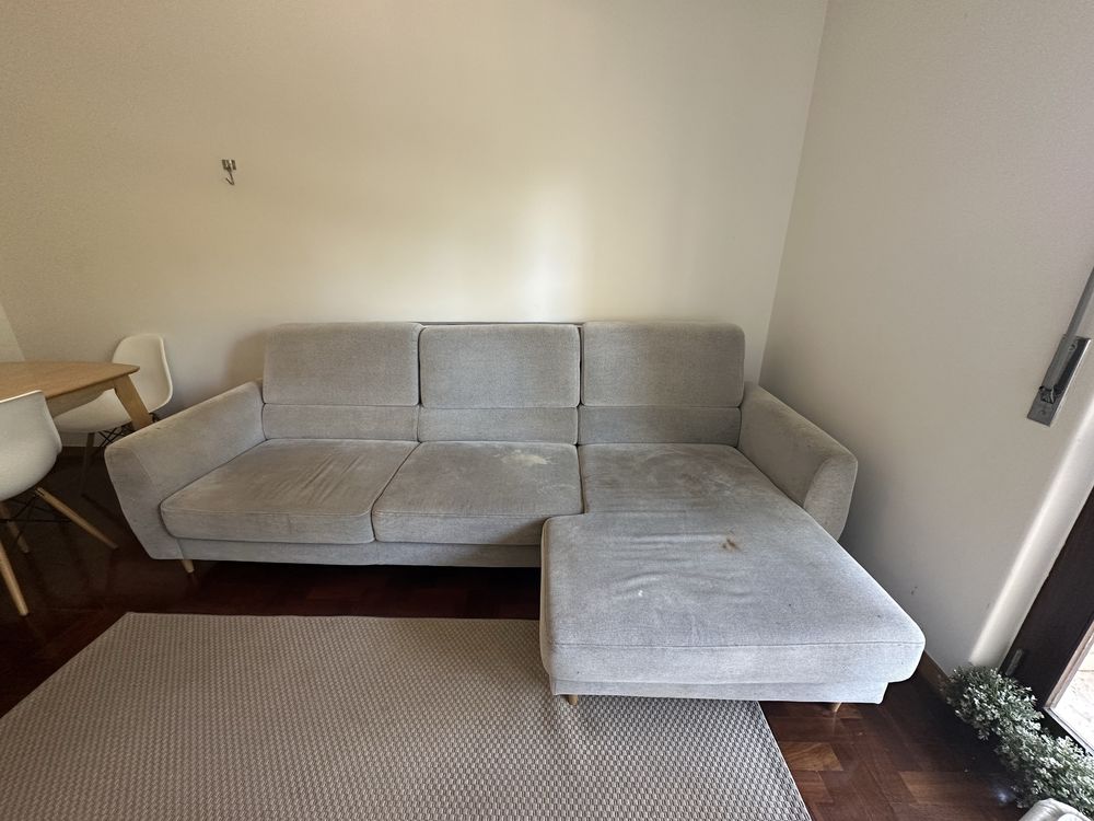 Sofá três lugares cinzento