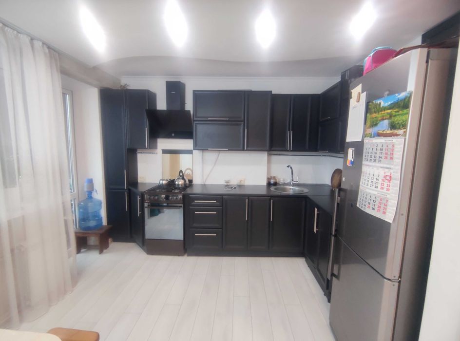 Продаж затишної  трикімнатної квартири в центрі міста.